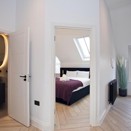 Ultra Stylish Apt Set In An Affluent Location Poole Extérieur photo