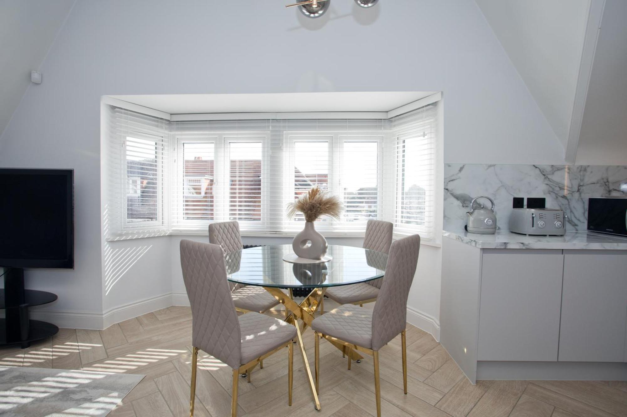Ultra Stylish Apt Set In An Affluent Location Poole Extérieur photo
