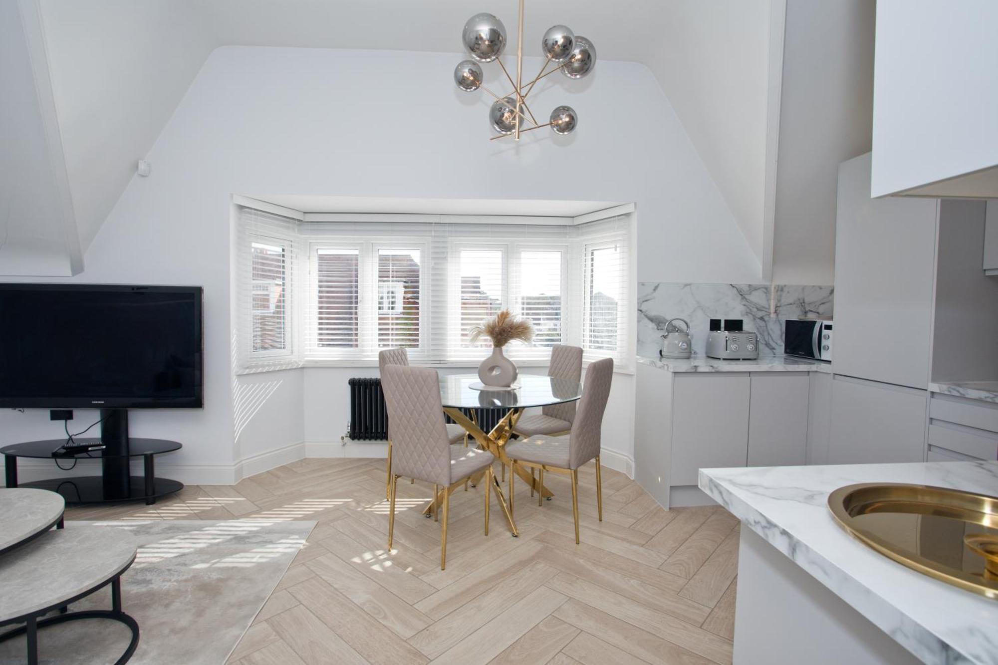 Ultra Stylish Apt Set In An Affluent Location Poole Extérieur photo