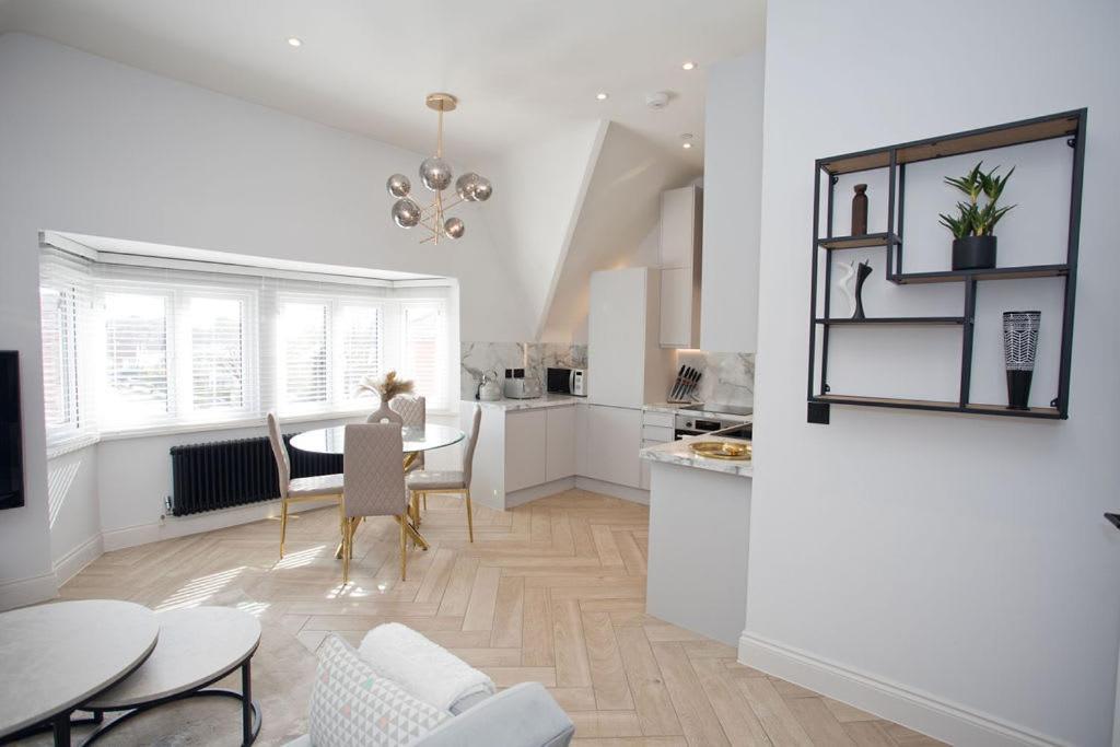 Ultra Stylish Apt Set In An Affluent Location Poole Extérieur photo