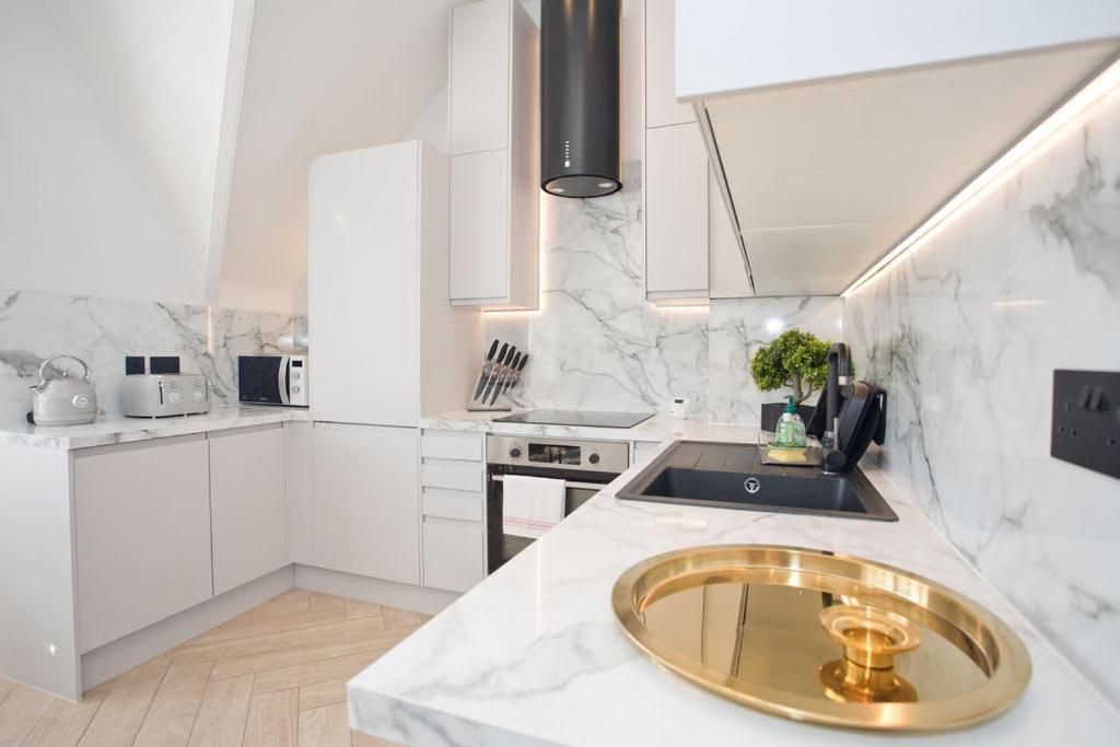 Ultra Stylish Apt Set In An Affluent Location Poole Extérieur photo