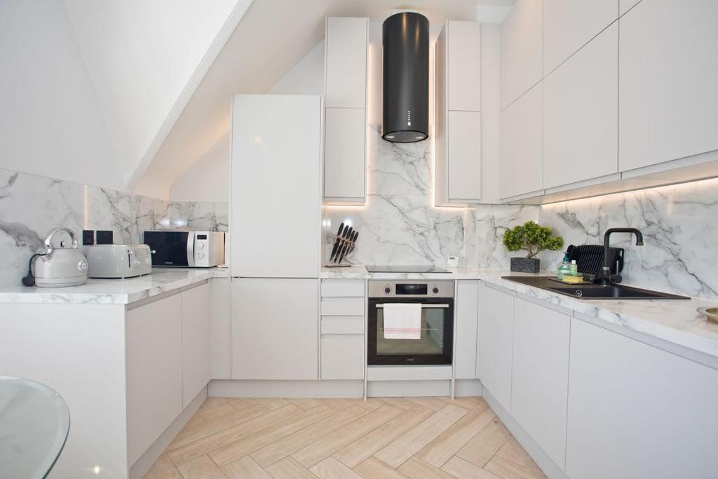 Ultra Stylish Apt Set In An Affluent Location Poole Extérieur photo