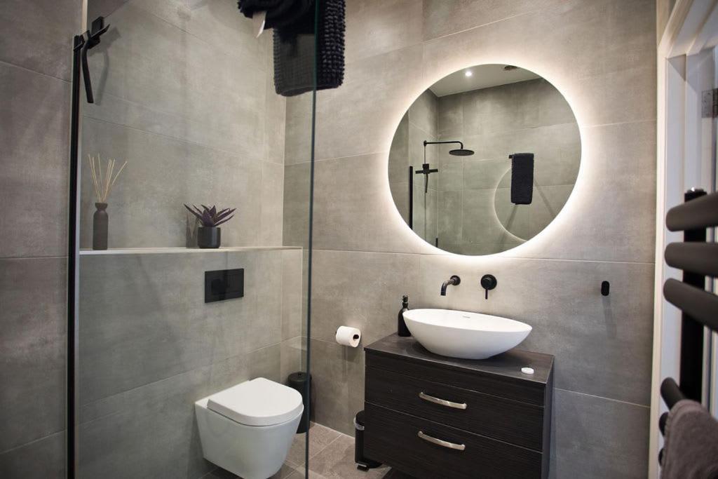 Ultra Stylish Apt Set In An Affluent Location Poole Extérieur photo