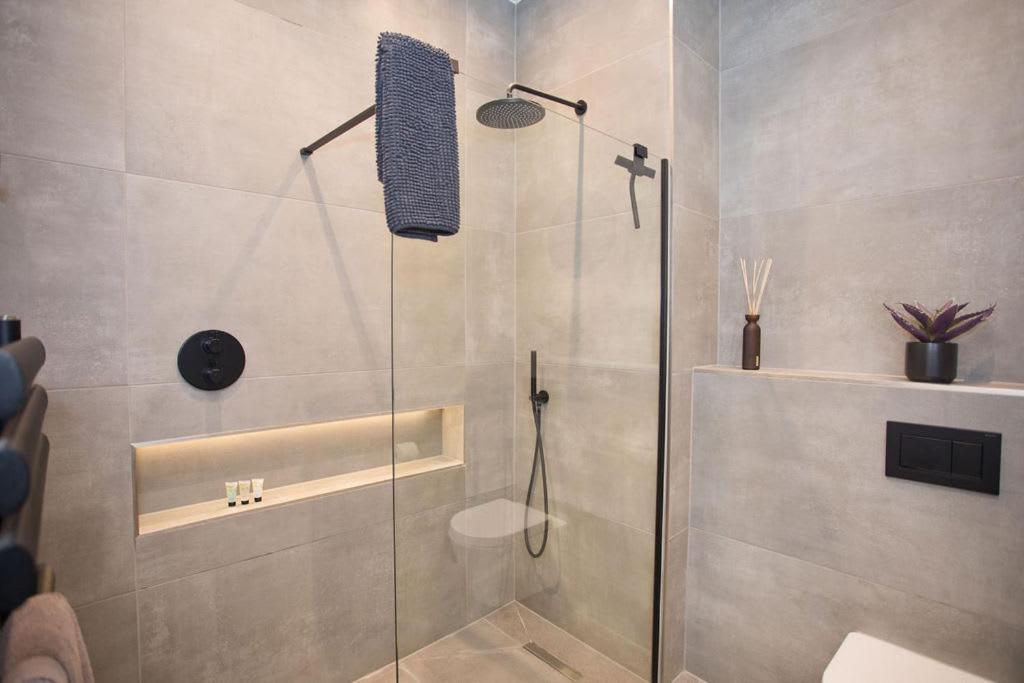 Ultra Stylish Apt Set In An Affluent Location Poole Extérieur photo