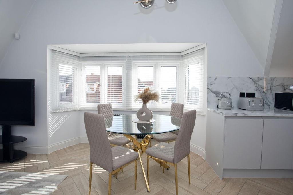 Ultra Stylish Apt Set In An Affluent Location Poole Extérieur photo
