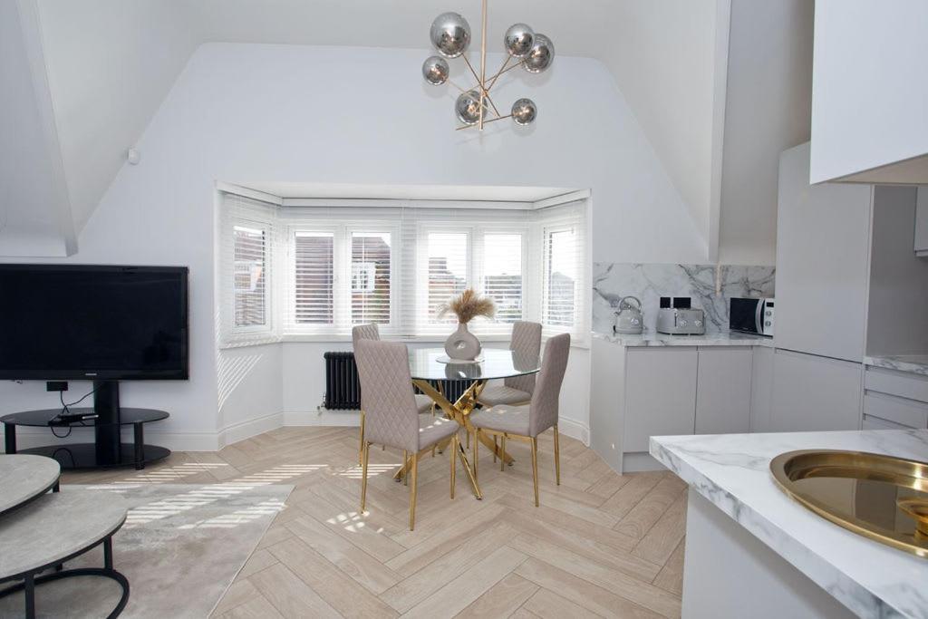Ultra Stylish Apt Set In An Affluent Location Poole Extérieur photo
